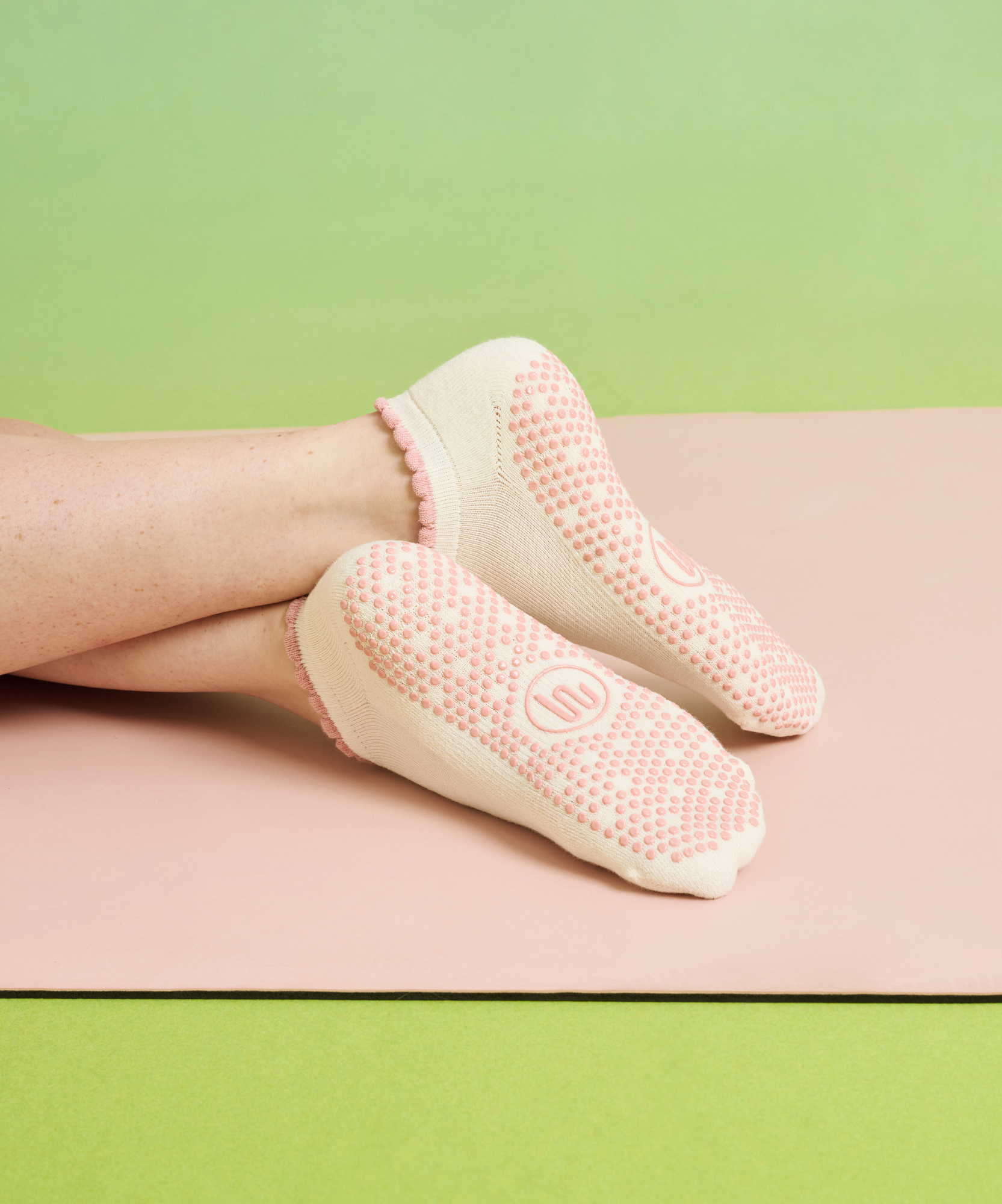 Classic Low Rise Grip Socks - Buttercream Frill