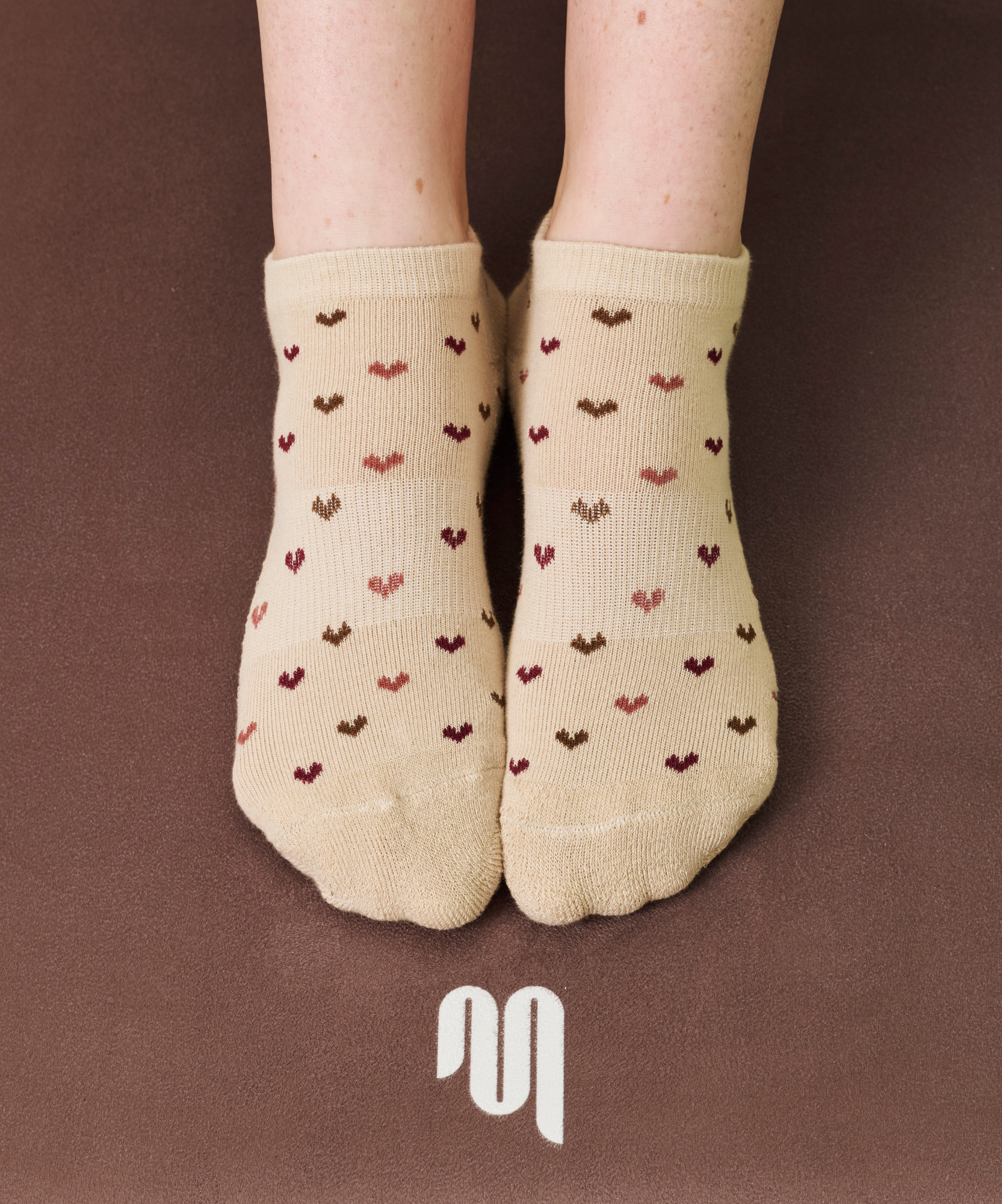 Classic Low Rise Grip Socks - Hearts Aflutter Beige