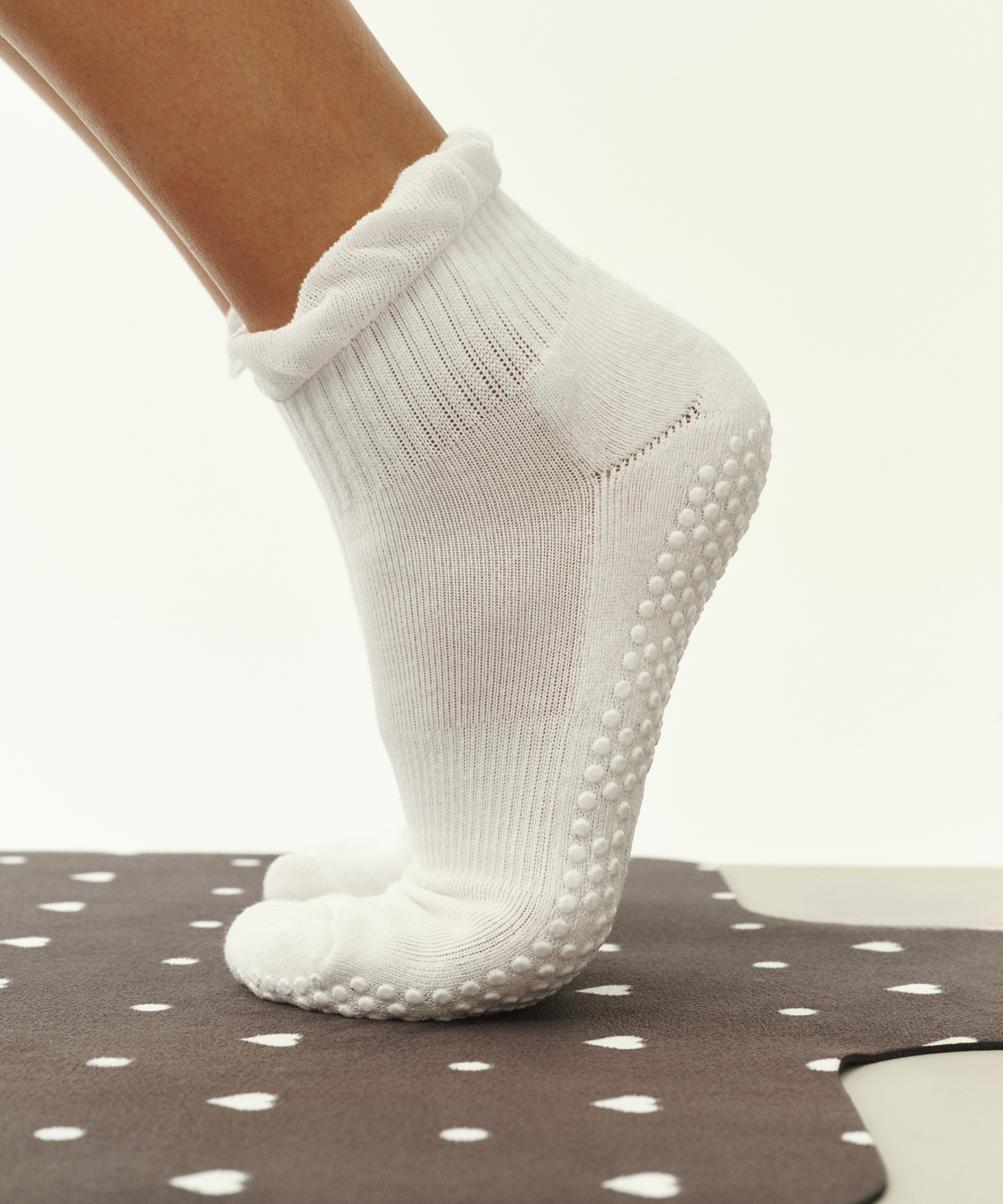 Quarter Crew Non Slip Grip Socks - Snow Ruffle